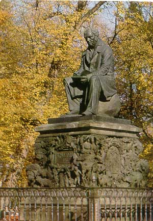 Памятник Крылову в Ленинграде